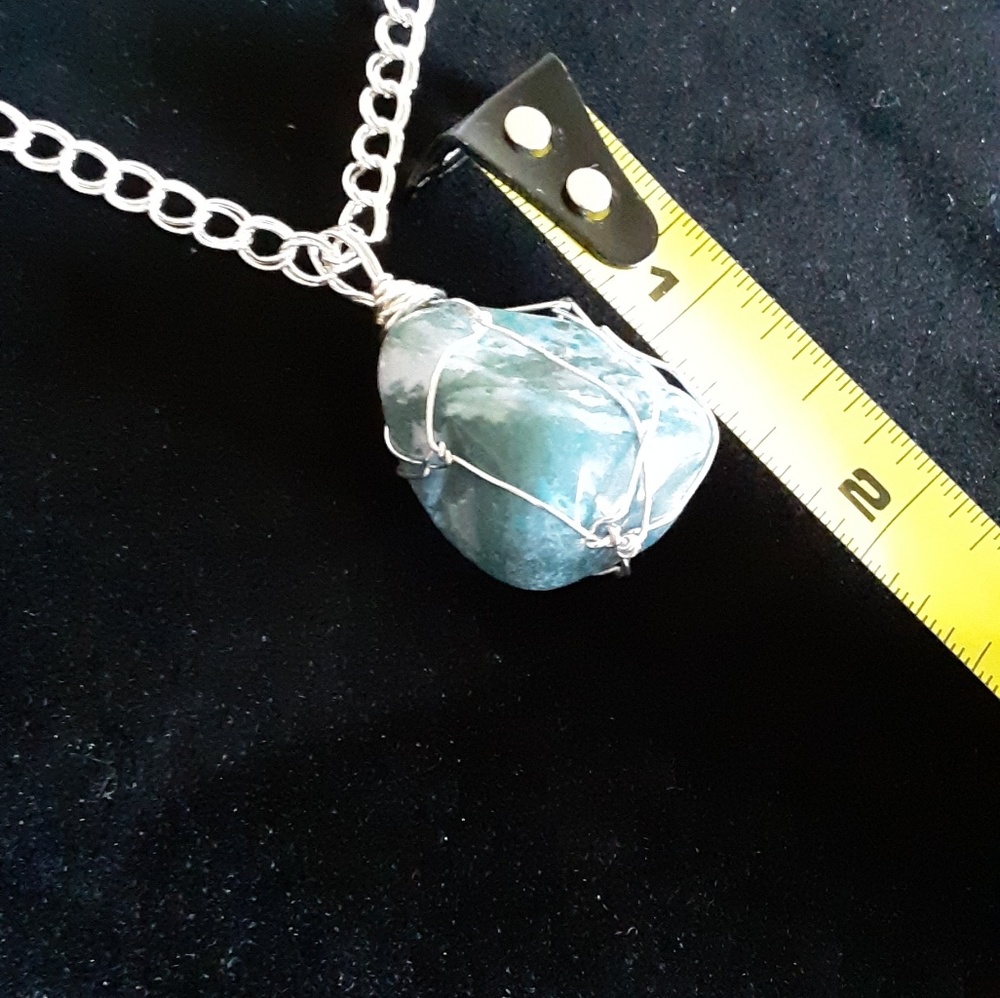 Blue jade wire wrapped pendant and necklace - Picture 3 of 4